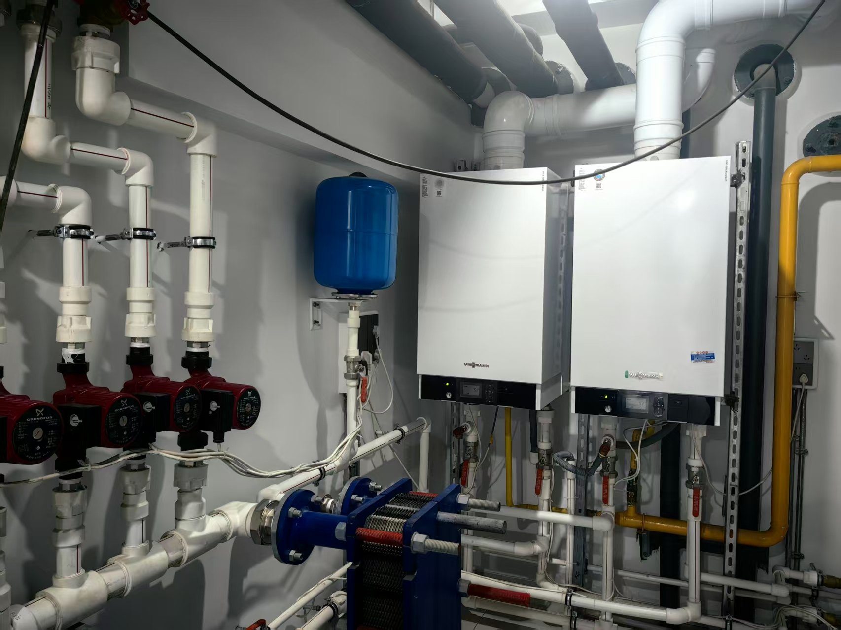 丽宫别墅菲斯曼B2HA 80KW双机并联安装实景，管路与分集水回路清晰